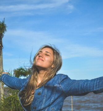 mujer libre con una vida plena